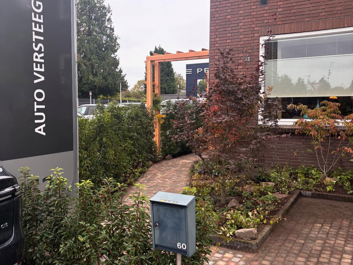 De voortuin in de herfst